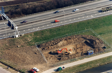 846401 Luchtfoto van een archeologische opgraving langs de A12 bij Vechten (gemeente Bunnik).